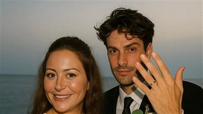 منة شلبي تكشف حقيقة خطبتها بعد صورة متداولة لها مع شاب وسيم |خاص