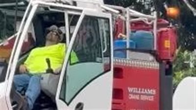 «غفوة وسط الحدث».. عامل يخطف الأضواء من ترامب في البيت الأبيض