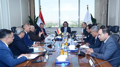 وزير التموين يتابع مع رئيس الشعبة العامة للمخابز عملية انتظام عمل منظومة الخبز