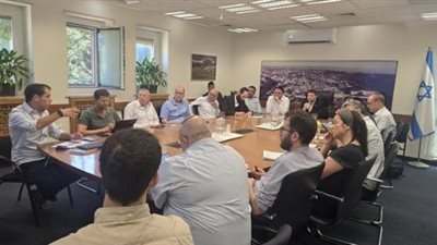 تمهيدًا لإزالة آثار القصف الإيراني.. وزير مالية إسرائيل يحاول طمأنة مواطنيه