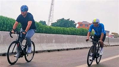 رسالة أمل وصحة .. طبيبان يقطعان 160 كيلومترًا بالدراجات 