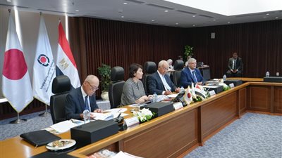 رئيس الجامعة اليابانية يهنئ اثنين من علمائها بفوزهما بجوائز الدولة للتفوق