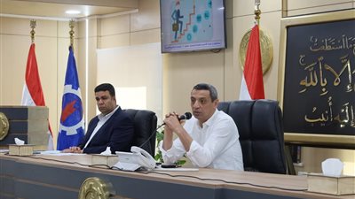 محافظ السويس يشدد على أهمية التحلي بالصدق والشفافية في نقل المعلومات 