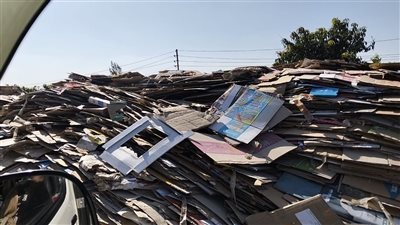 انقلاب حمولة كارتون يتسبب في ارتباك مروري بطريق الإسماعيلية - الزقازيق 