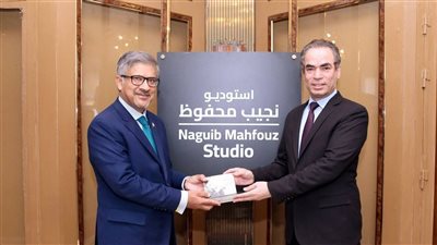 خلال زيارته الاستوديو نجيب محفوظ.. المسلماني يهدي سفير باكستان مجموعة أم كلثوم