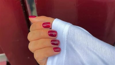 أظافر ماء الفواكه الاتجاه الأبرز في عالم طلاء الأظافر لصيف 2025