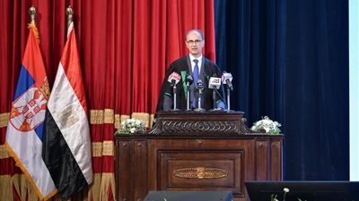 رئيس وزراء صربيا يلقى محاضرة تذكارية بجامعة القاهرة