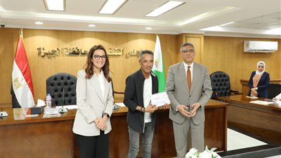 محافظ الجيزة يسلّم شهادات محو الأمية لـ 18 من العاملين بالمنطقة الأثرية بالهرم