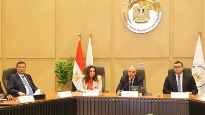 4 وزارات تبحث مع هيئة قناة السويس حالة المنظومة المائية بترعة القناة