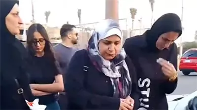 وصول جثمان والدة المخرجة سارة وفيق إلي مسجد الحمد بالتجمع | صور