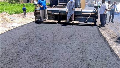 بتكلفة 15 مليون جنيه.. بدء أعمال رصف طريق الشوش- بلصفورة- المنشاة بسوهاج 