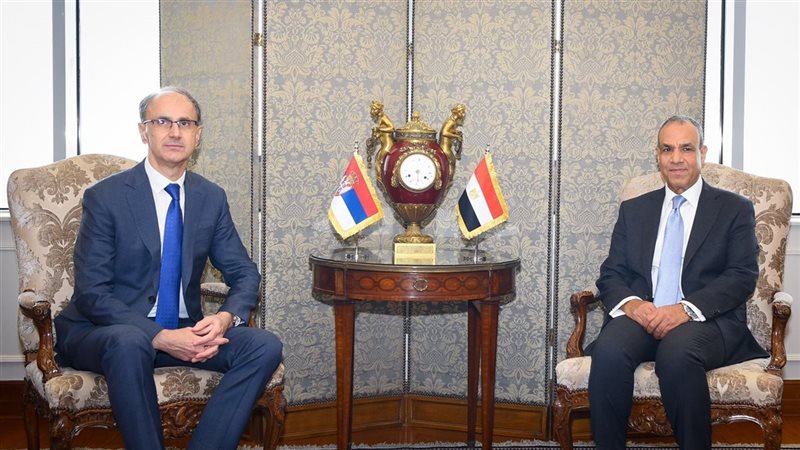 وزير الخارجية مع