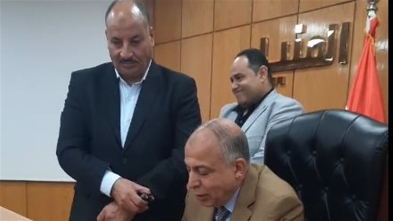 محافظ المنيا يتصل
