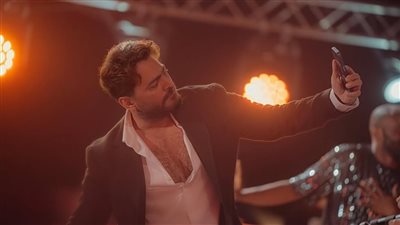 تامر حسني يشعل الأجواء بأحدث حفلاته على سفح الأهرامات .. صور