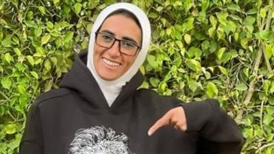 اليوم.. المخرجة سارة وفيق تستقبل عزاء والدتها بمسجد عمر مكرم