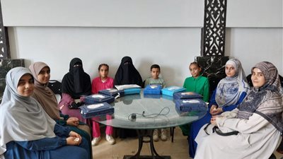 قصة أم عظيمة.. أرملة من سوهاج تُحفظ أبناءها الـ8 القرآن الكريم |صور 