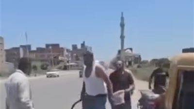 تداول فيديو لمشاجرة عنيفة في الطريق العام بههيا بالشرقية.. والأهالي يستغيثون