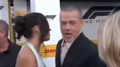 تجاهل علني وموقف محرج.. براد بيت يربك صديقته أمام الكاميرات