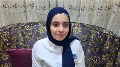 الناجح يرفع إيده.. ميرال نزيه الأولى على الشهادة الإعدادية بالمنيا: حلمي الطب