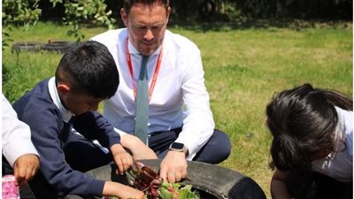 دراسة.. الحرارة تهدد التعليم في إنجلترا.. هل مدارس المستقبل مستعدة للمناخ؟!