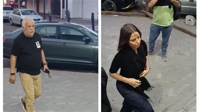 أشرف زكي وإيمان العاصي في عزاء والدة المخرجة سارة وفيق |صور 