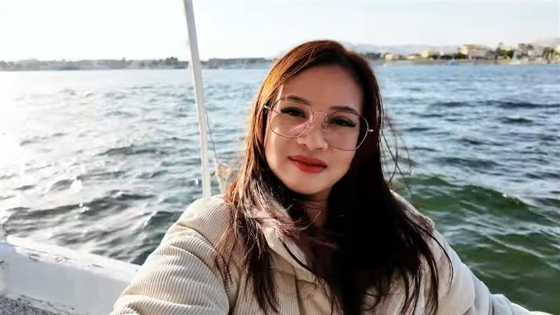 سائحة فلبينية تقع