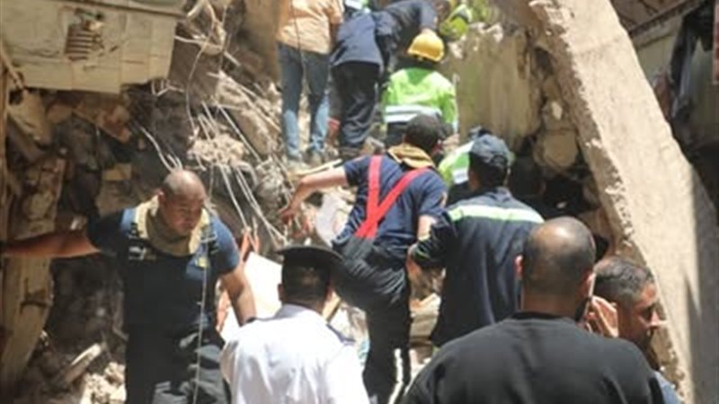 انهيار عقار على السكان