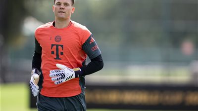 بصورة نوير.. بايرن ميونخ يقدم قميص حراس المرمى لدوري أبطال أوروبا 2026/2025