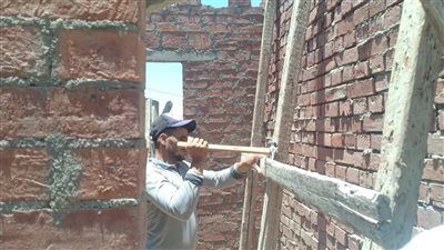 فك شده خشبية لعقار مخالف جاهزة لصب الخرسانة بقرية قصر رشوان بالفيوم 