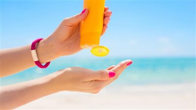 نصائح أطباء الجلدية لاختيار واقي شمس آمن وفعّال هذا الصيف