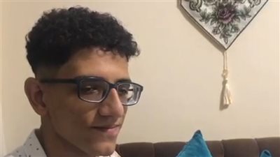 النور مكانه في القلوب.. يحيى يتحدى الصعاب ويبدع في عزف البيانو رغم ضعف بصره