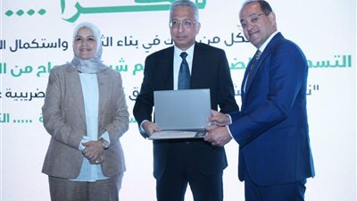 وزير المالية يكرم عددًا من الممولين المتميزين والداعمين للمسار الضريبى 