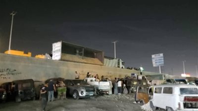 تحطم عدد من المركبات إثر انقلاب سيارة نقل محملة بالزلط من أعلى دائري الطالبية