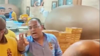زبون يتعرض للضرب بصينية حديد أمام أطفاله..مشادة بمطعم فطائر شهير في شيراتون