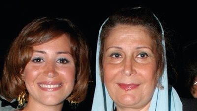 منة شلبي تكشف حقيقة دخول والدتها العناية المركزة وتطمئن جمهورها |خاص