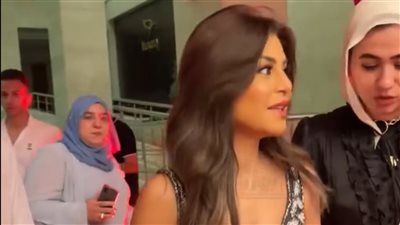 هجيلك تاني”.. منة فضالي تلفت الأنظار بتواضعها مع المصورين  | خاص بالفيديو
