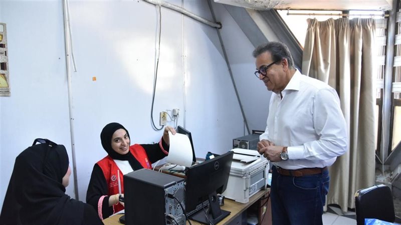 وزير الصحة خلال الجولة