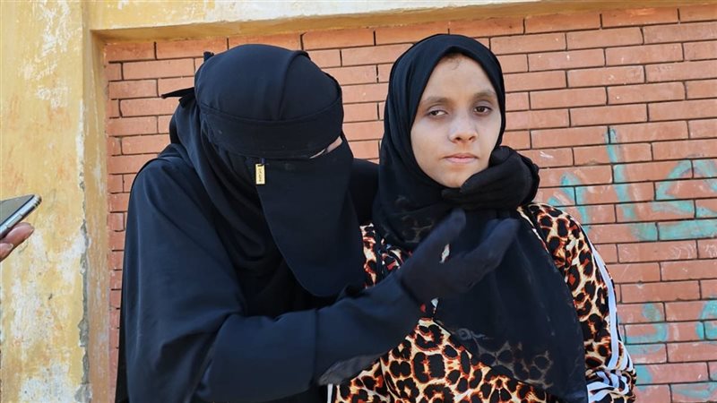 ام المكفوفين وابنتها
