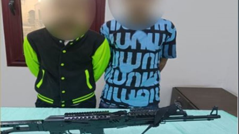 الشابين والبندقية