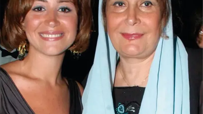 منة شلبي ووالدتها