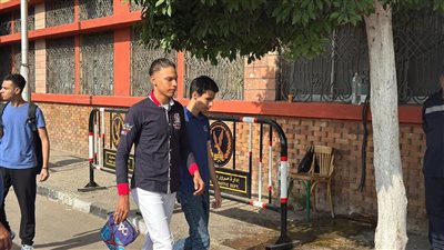 توافد طلاب الثانوية العامة على لجان امتحان اللغة العربية ببورسعيد