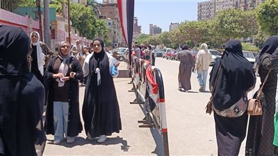 طلاب الثانوية العامة يتوافدون على لجان دمياط لأداء امتحاني الكيمياء والجغرافيا
