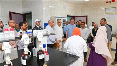 وزيرا الزراعة و الري يتفقدان مشروعات بحثية و زراعية كبري بالوادي الجديد 