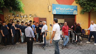 محافظ القاهرة يتفقد امتحانات المواد الأساسية لطلاب الثانوية بباب الشعرية