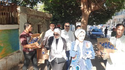 مبادرة لتخفيف العبء.. الشعب الجمهوري يوزع المياه على طلاب الثانوية بملوي 