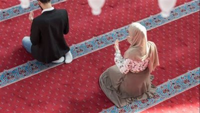 ما مكان وقوف المرأة في صلاة الجماعة مع زوجها؟ الإفتاء توضح