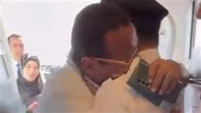 لحظة لن ينساها أبدًا.. اكتشف الأب أن إبنه هو من يقود الطائرة