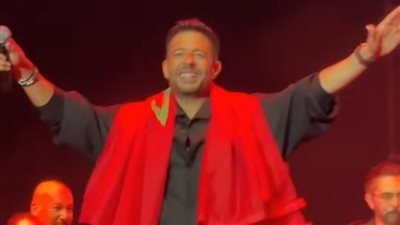 برفع علم المغرب.. محمد حماقي يشعل حفله الغنائي في مهرجان موازين 