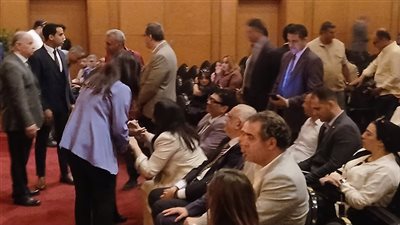 أول الحاضرين.. منى الشاذلي تستمع لندوة السير مجدي يعقوب بدار الأوبرا المصرية