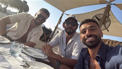 محمد صلاح يشارك جمهوره صورة رفقه حجازى وعبدالله السعيد بالساحل الشمالي